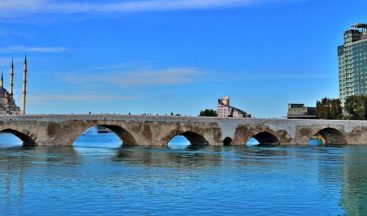 Adana Taşköprü Duvaryazıları Temizleniyor