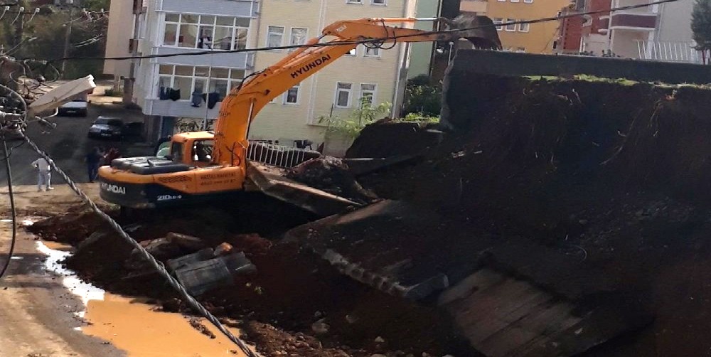 Trabzon Büyükliman İlkokulunun Duvarı Çöktü