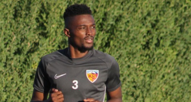 Bernard Mensah forma giyecek