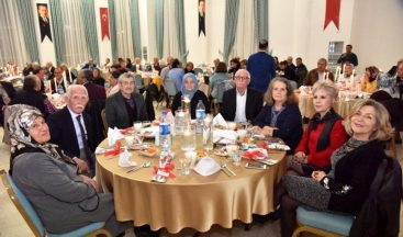 Emekli öğretmenler akşam yemeğinde bir araya geldi