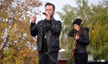 Sanatçı Emre Aydın hayranlarıyla buluştu