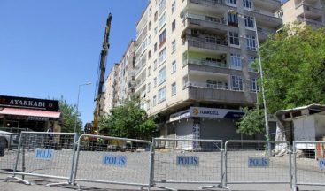 Yıkılma Tehlikesi Nedeniyle Boşaltılan Binada Güçlendirme Çalışmaları Devam Ediyor