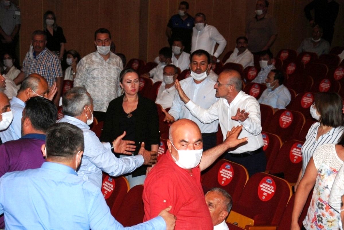 Adana Belediye Meclisi Toplantısında Arbede