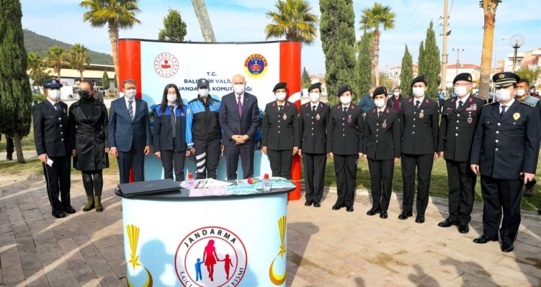 Bakan Soylu KADES standını ziyaret etti