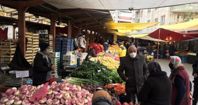 Başkan Bozkurt Pazar yerini denetledi