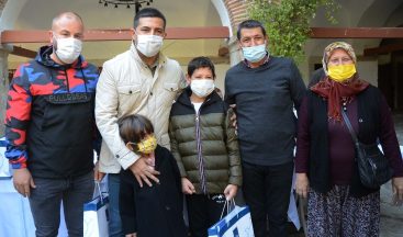 Başkan Günel uzaktan eğitim gören öğrencilere tablet dağıttı