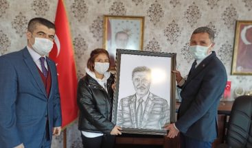 Başkan Kaya’ya kendi portresi hediye edildi