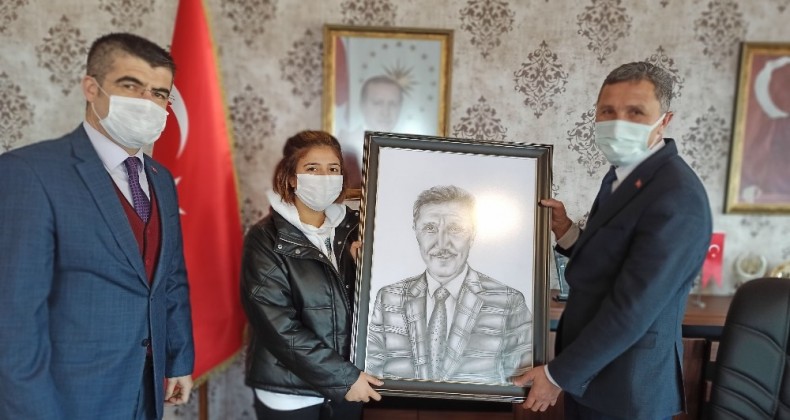 Başkan Kaya’ya kendi portresi hediye edildi