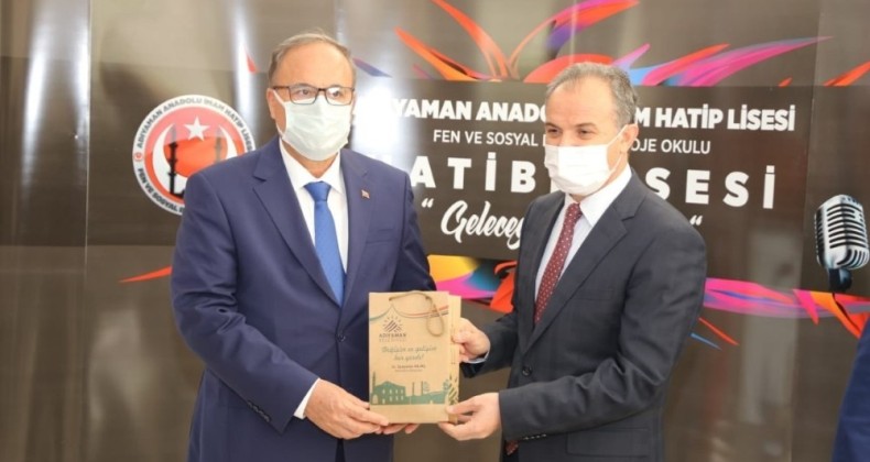 Başkan Kılınç’tan 5 bin öğretmene kitap hediye etti