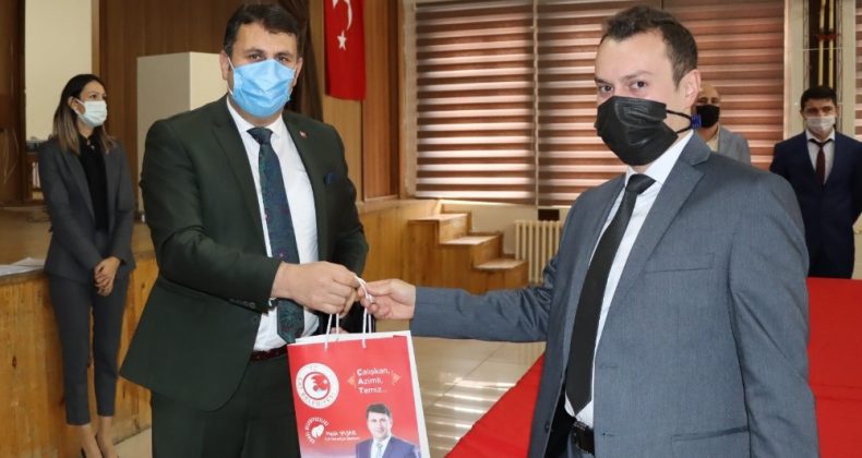 Başkan Yaşar öğretmenleri yalnız bırakmadı