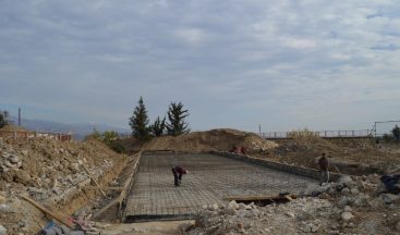 Besni ilçe stadının tribünleri yenileniyor