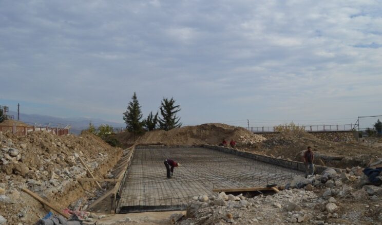 Besni ilçe stadının tribünleri yenileniyor