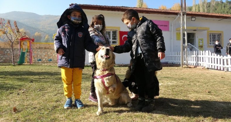Bir bacağı kesildi, öğrencilerin sevgisi ile hayata tutundu