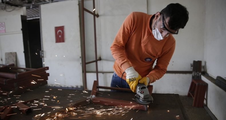 Büyükşehir, kent mobilyalarını atölyelerinde üretiyor