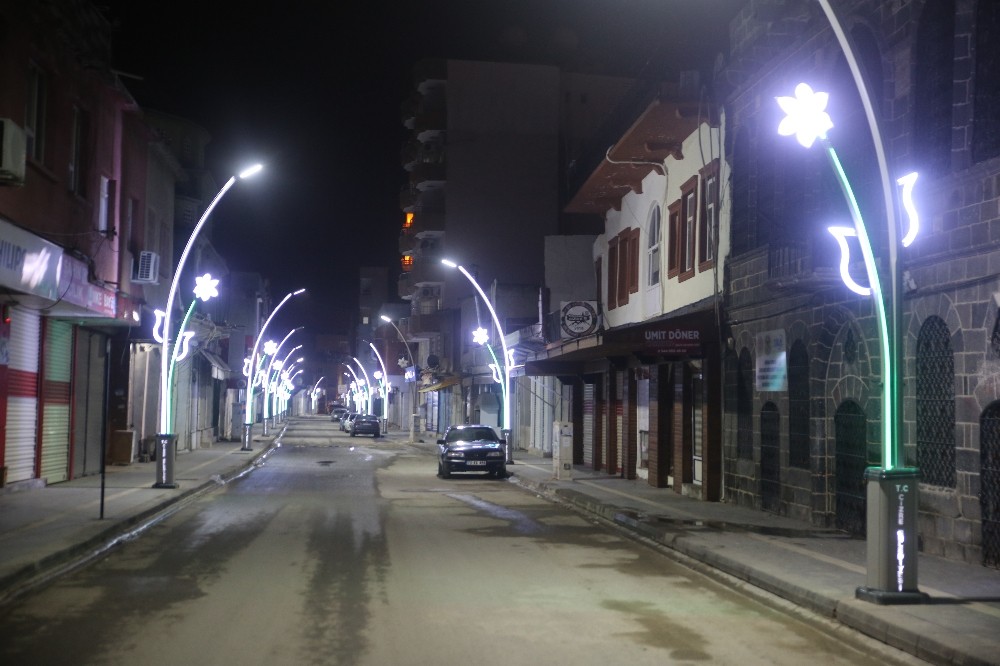 Cizre Belediyesi Caddelerini Süslüyor