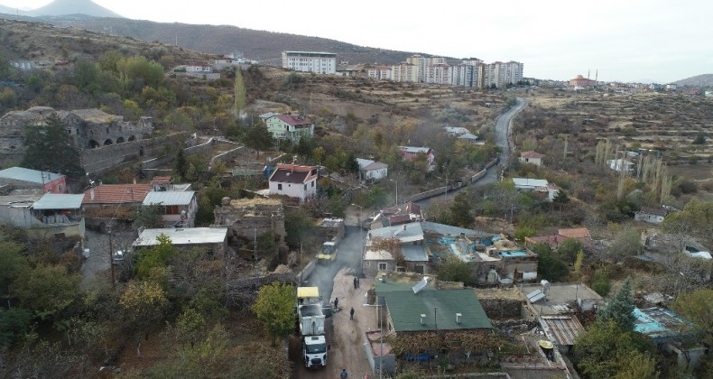 Endürlük’e soğuk günde sıcak asfalt