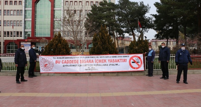 Erciş Belediyesi cadde ve sokaklara sigara yasağı uyarı görselleri astı