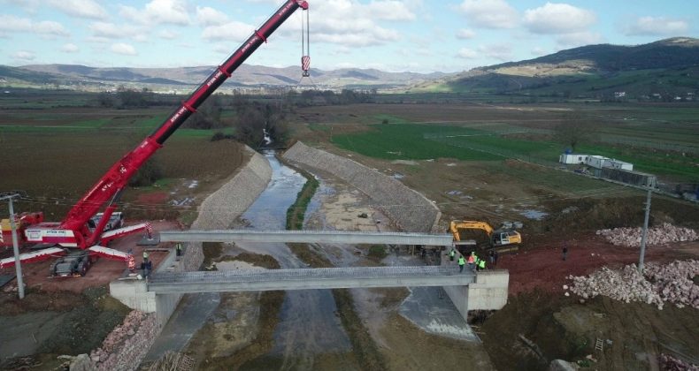 İki ilçeyi birbirine bağlayacak köprü tamamlanıyor