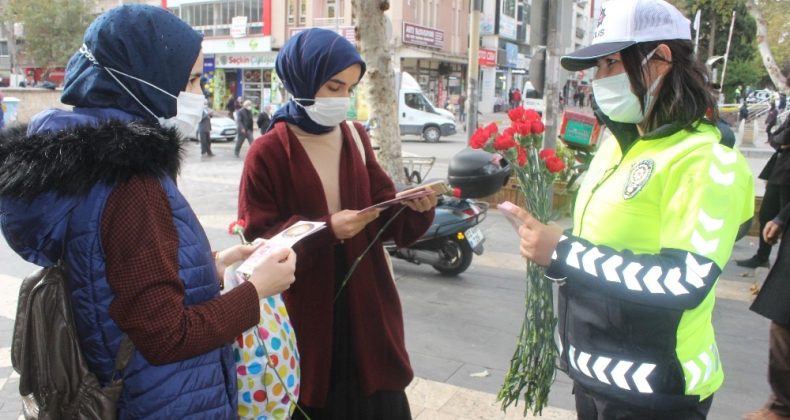 Kadınlara karanfiller dağıtıldı