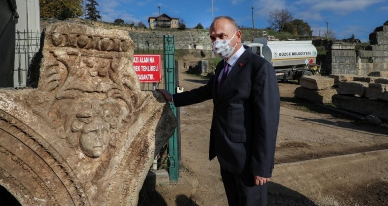 Konuralp’te tarih fışkırıyor Medusa başı bulundu