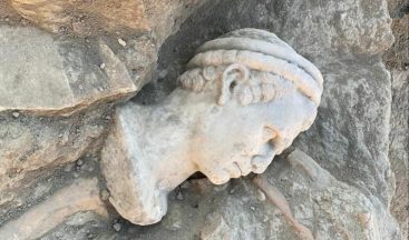 Laodikya’da 2 Bin Yıllık Rahip Heykeli Başı Bulundu