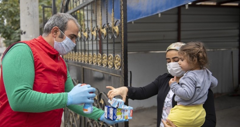 Mersin Büyükşehir Belediyesine bağışlanan 7 bin adet mama annelere ulaştırıldı