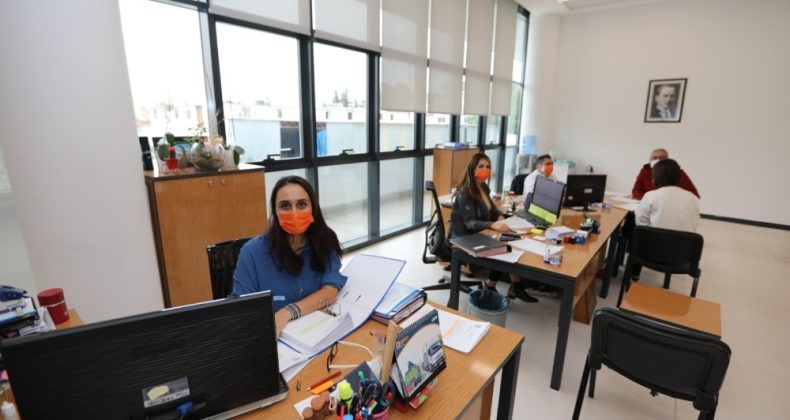 Mezitli Belediyesi çalışanlarından şiddete karşı turuncu maske