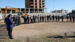 Midyat’ta hayırsever iş adamının yapacağı kütüphanenin ilk kazması vuruldu