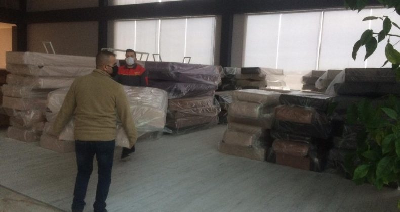 Nevşehir’de bir hayırsever, depremzede vatandaşlar için 100 adet kanepe bağışladı