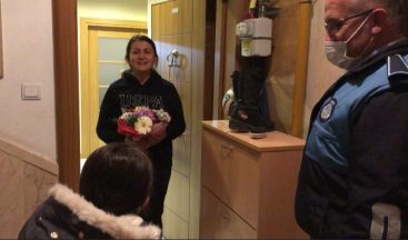 Nisan Nur’un Öğretmenine Çiçek Vermesine Zabıta Yardım Etti