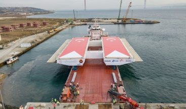 Türk bayrağıyla kaplanan mega bloklar Gelibolu’ya ulaştı