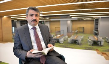 Uyumayan Kütüphane’de ilk kitabı Başkan Yılmaz okudu