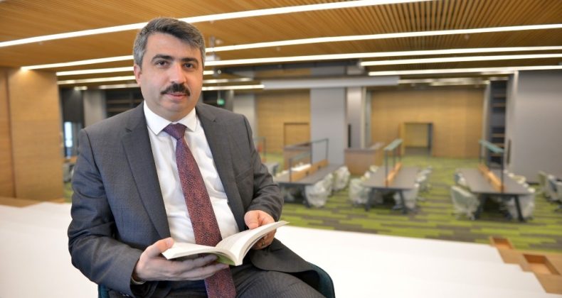 Uyumayan Kütüphane’de ilk kitabı Başkan Yılmaz okudu