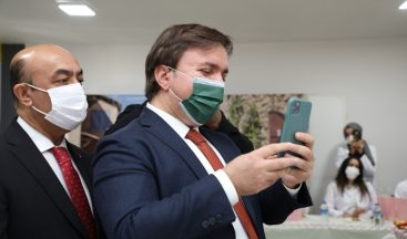 Vali Aydoğdu, ağlayan öğretmenle ağladı