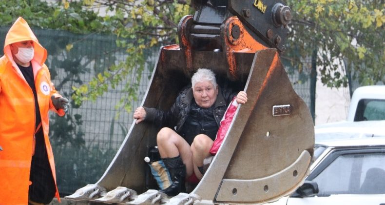 200 kişinin yaşadığı sitenin çevresi göle döndü, mahsur kalan vatandaşlar kepçeyle kurtarıldı