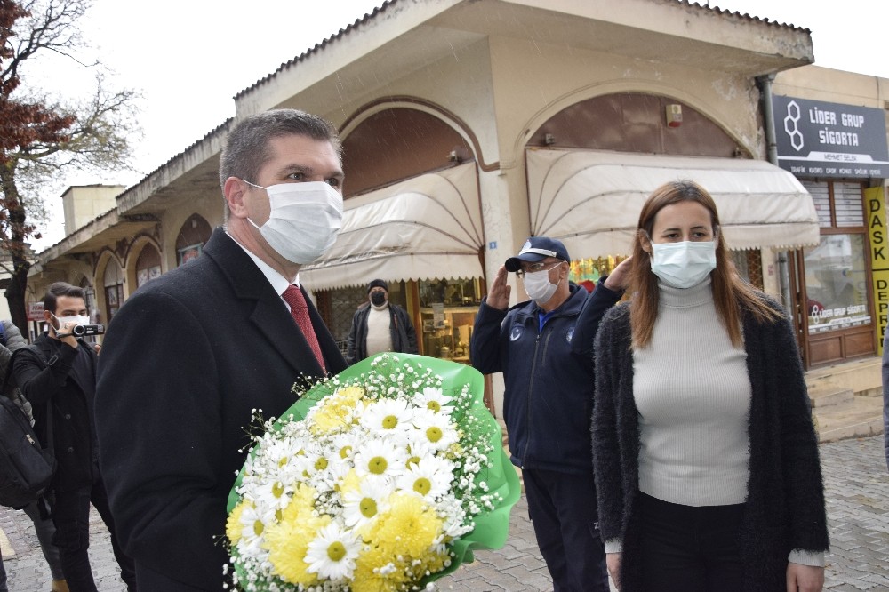 40 gün sonra Belediye’de çiçeklerle karşılandı, “Tedbirlere uyulmazsa canlar yanmaya devam eder” dedi
