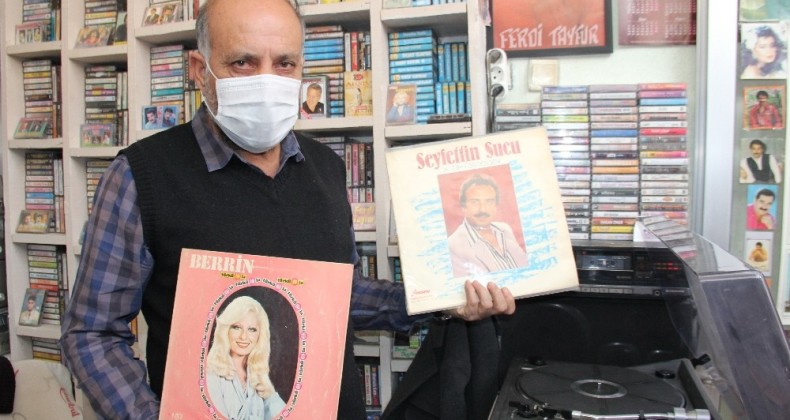 42 yıllık birikim ile nostaljiyi yaşatıyor