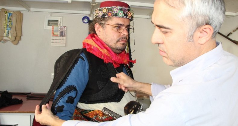 45 yıldır babadan oğla yöresel kıyafet dikiyorlar