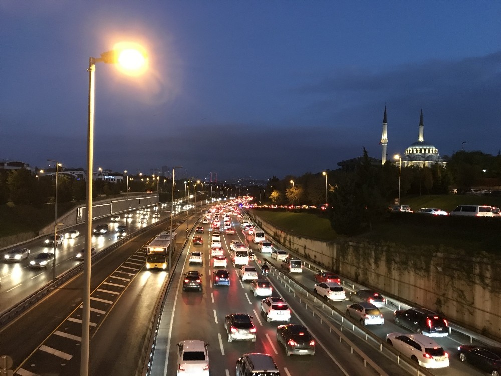 56 saatlik kısıtlama sonrası İstanbul’da trafik yoğunluğu yüzde 40’ı aştı