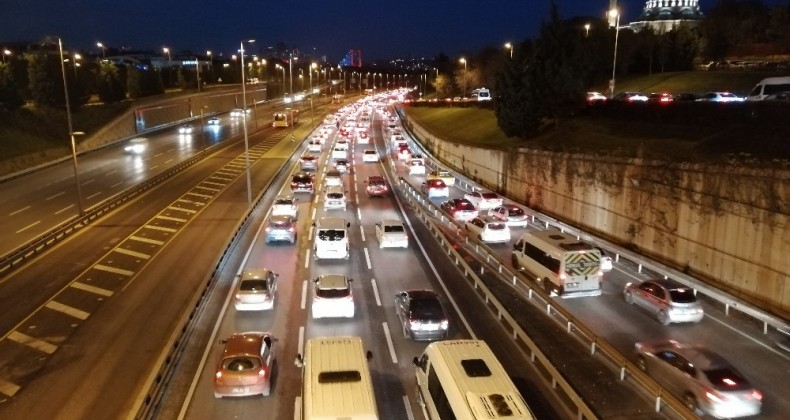 56 saatlik kısıtlamanın sonlanmasıyla E-5’te trafik yoğunluğu