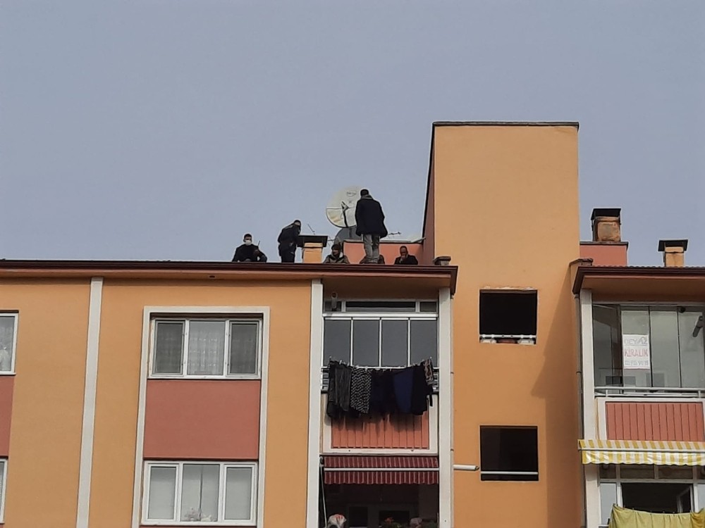 7 katlı binanın çatısına çıkan adam, 1 saatlik uğraş sonrası intihardan vazgeçirildi