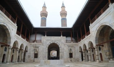 749 yıllık Gök Medrese, ihtişamıyla büyülüyor