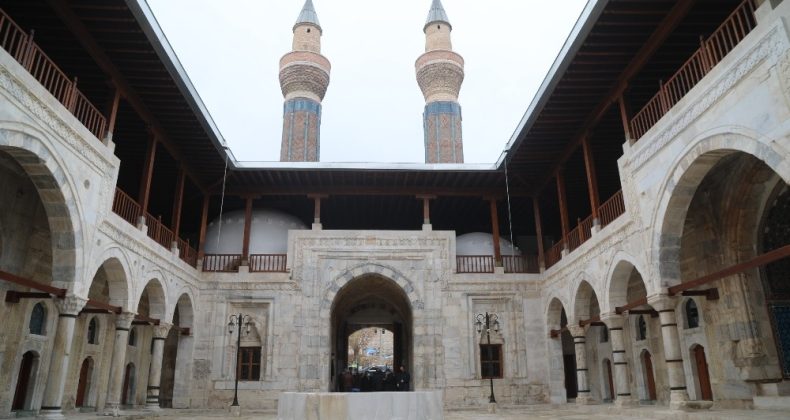 749 yıllık Gök Medrese, ihtişamıyla büyülüyor