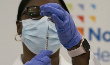 ABD’de ilk Covid-19 aşısı siyahi bir hemşireye yapıldı