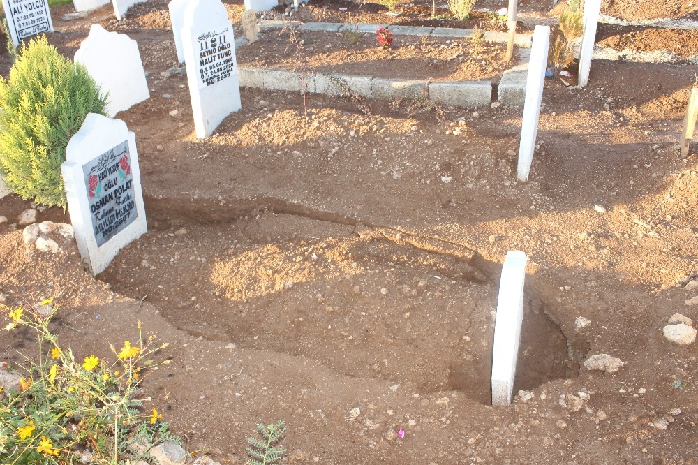Adıyaman’da 6 mezar çöktü