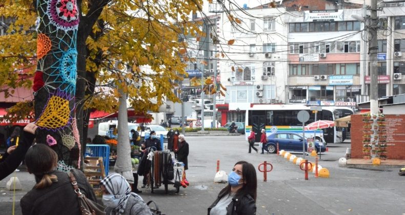 Ağaçlar renkli el örgüleriyle süslendi