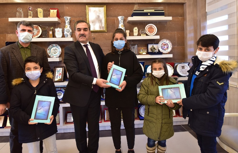 Ahlat Belediyesinden öğrencilere bilgisayar ve tablet desteği