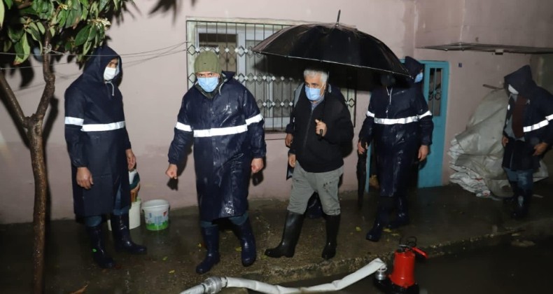 Akdeniz Belediyesinden su baskınlarından etkilenenlere destek