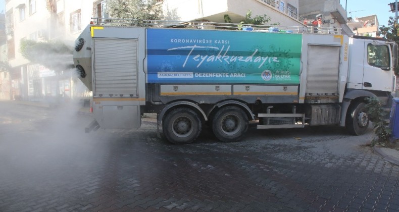 Akdeniz ilçesinde sokaklar yasak süresince dezenfekte edildi