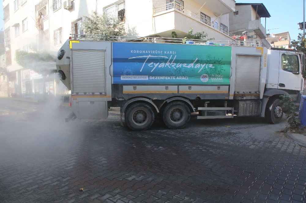 Akdeniz ilçesinde sokaklar yasak süresince dezenfekte edildi